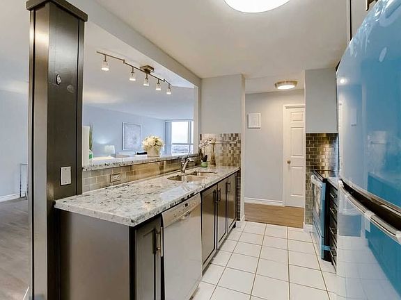5th image of 25 Trailwood Dr