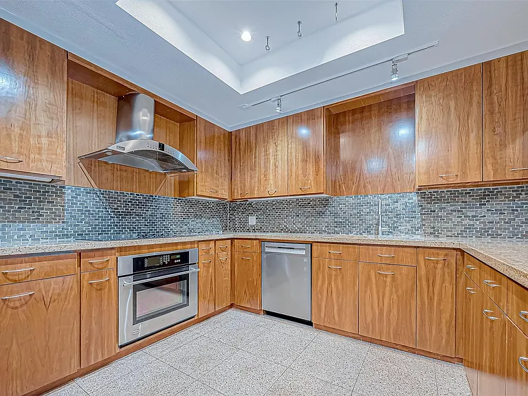 316 Litchfield Ln — Photo 9