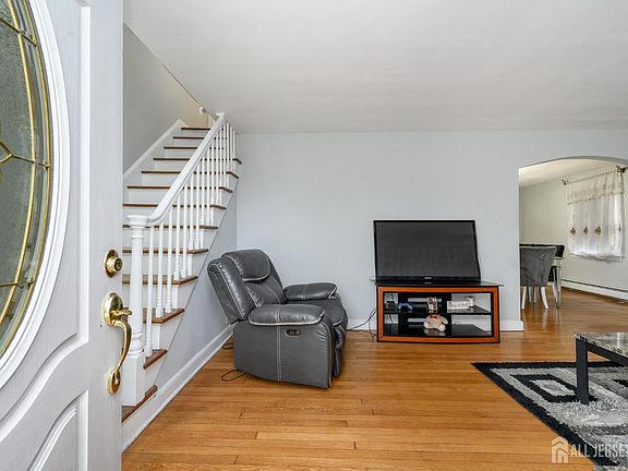 3rd image of 160 Carteret Ave