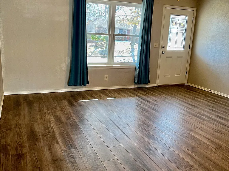 414 E Waco Pl — Photo 6