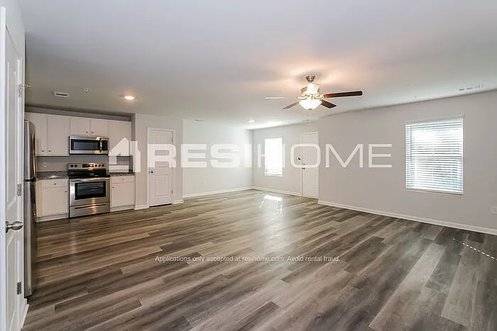 4 bed, 2.5 bath, 1970 sqft, $2,000 — Photo 4