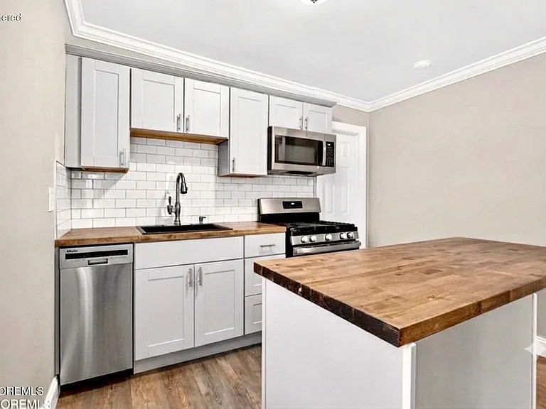 907 Bond St #2 — Photo 14