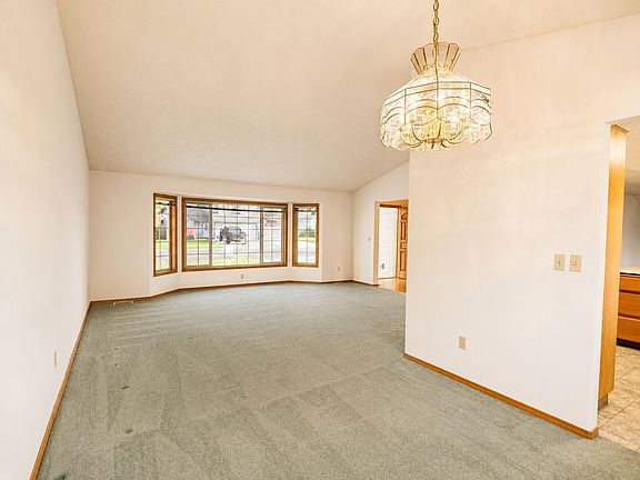 3rd image of 226 Sparks Dr