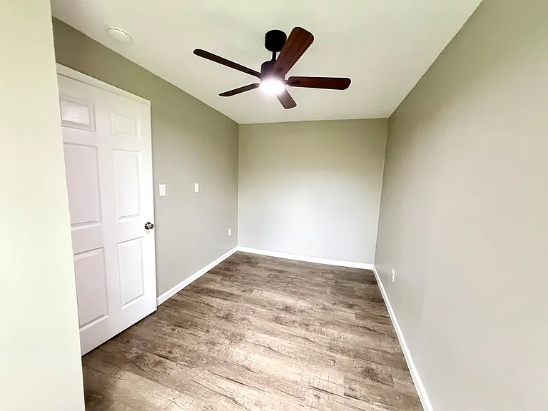 312 Twyman Sq — Photo 8