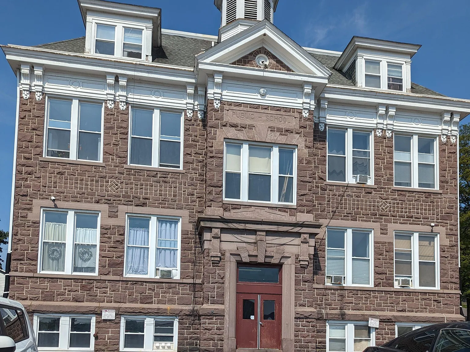 300 Elmira St — Photo 2