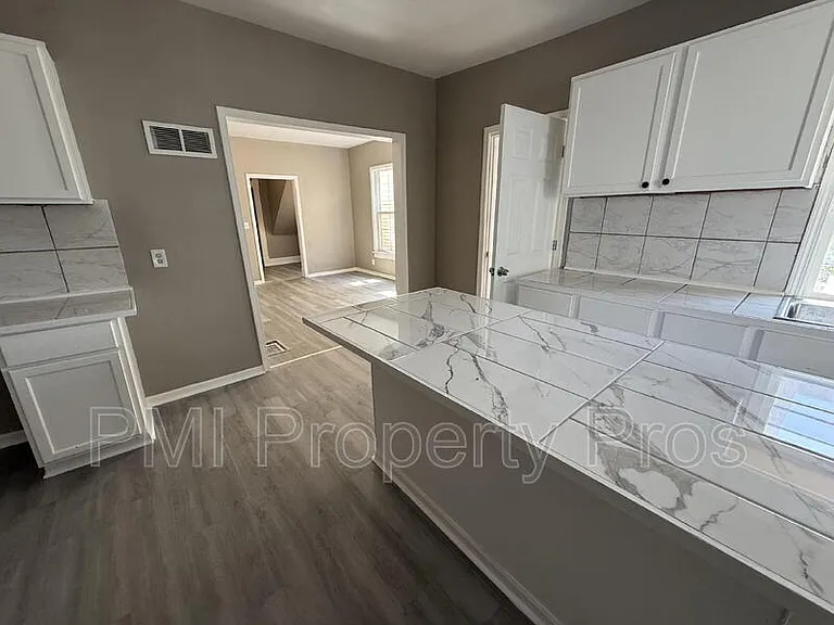 1943 N 38th St — Photo 15