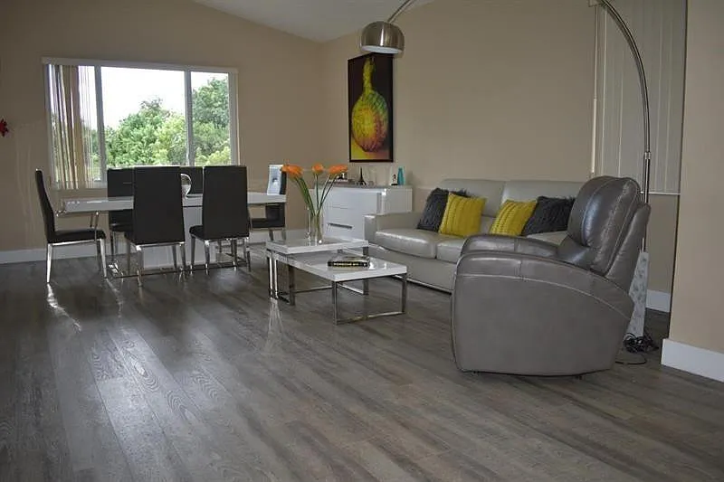 3 bed, 2.0 bath, 1336 sqft, $3,950 — Photo 4
