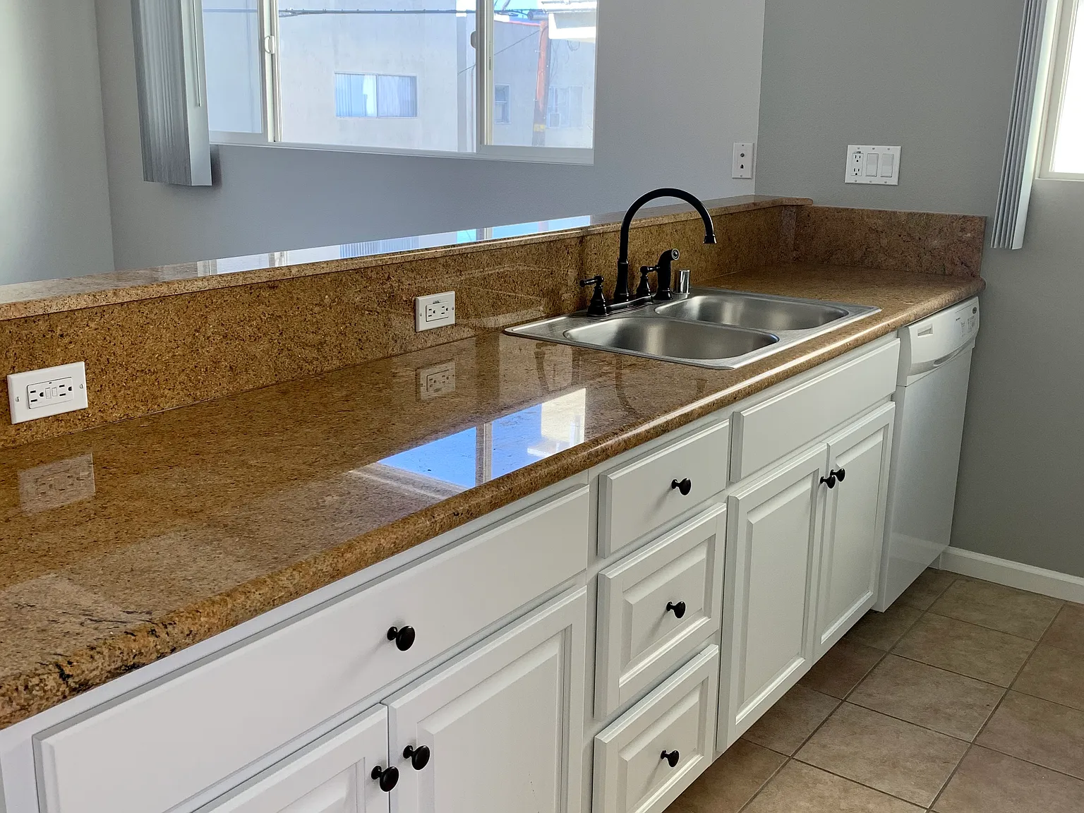 1444 Loma Dr — Photo 3