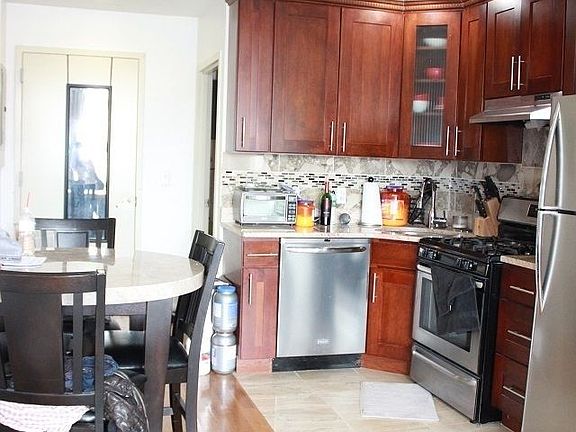 3rd image of 2515 Crescent St APT 9A