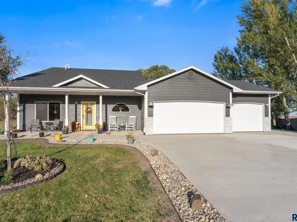 1104 Hemlock Cir, Harrisburg, SD 57032