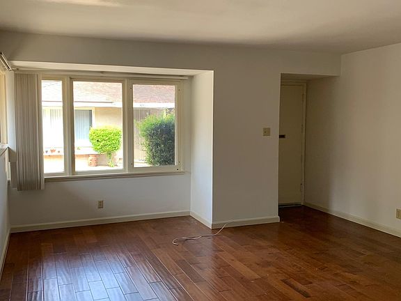3rd image of 829 W Huntington Dr #835-1/2
