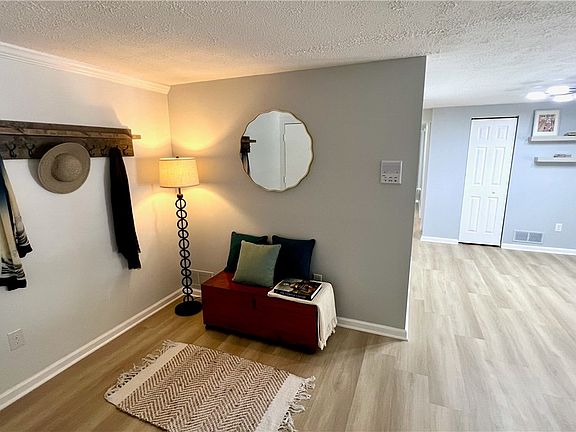 4th image of 955 Wood Hollow Dr Unit B