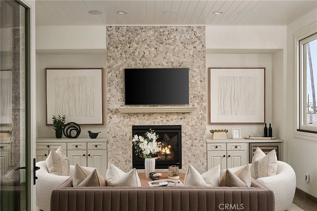2 bed, 2.5 bath, 1250 sqft, $8,500 — Photo 3