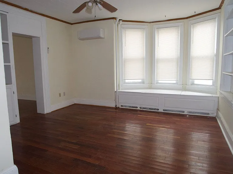 1020 Ferry St — Photo 2