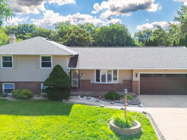 2721 N Rustic Ridge Dr, Peoria, IL 61604