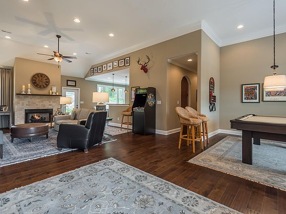4th image of 304 Maclaren Way