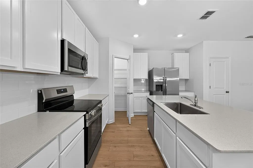 3 bed, 2.5 bath, 1823 sqft, $2,150 — Photo 4