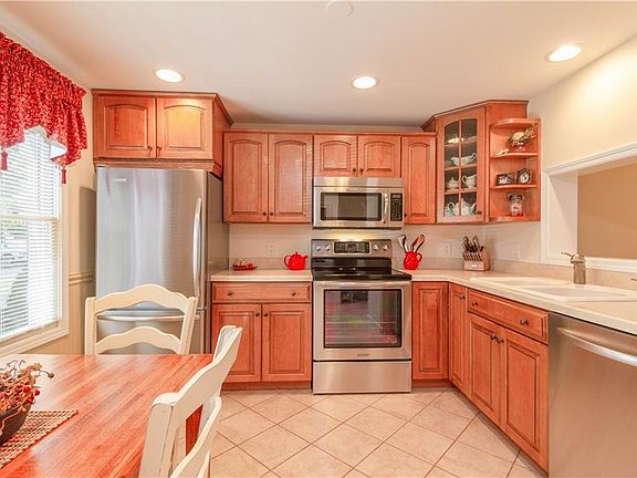 4th image of 905 Williamsburg Dr