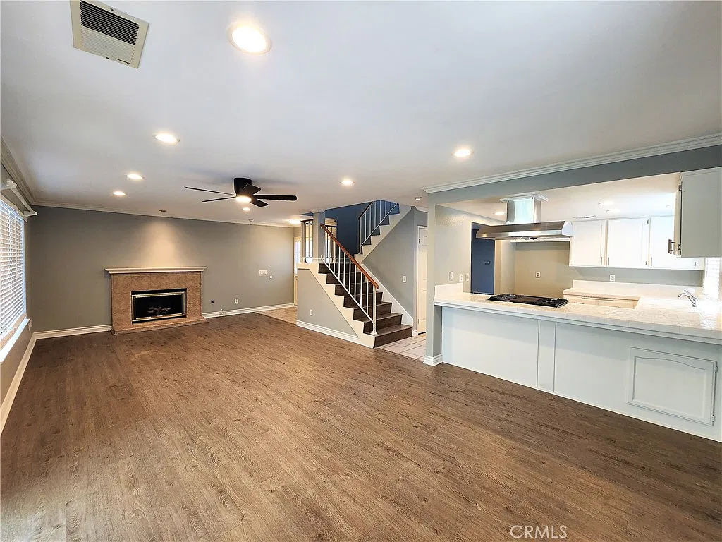 3 bed, 2.5 bath, 1664 sqft, $4,395 — Photo 3