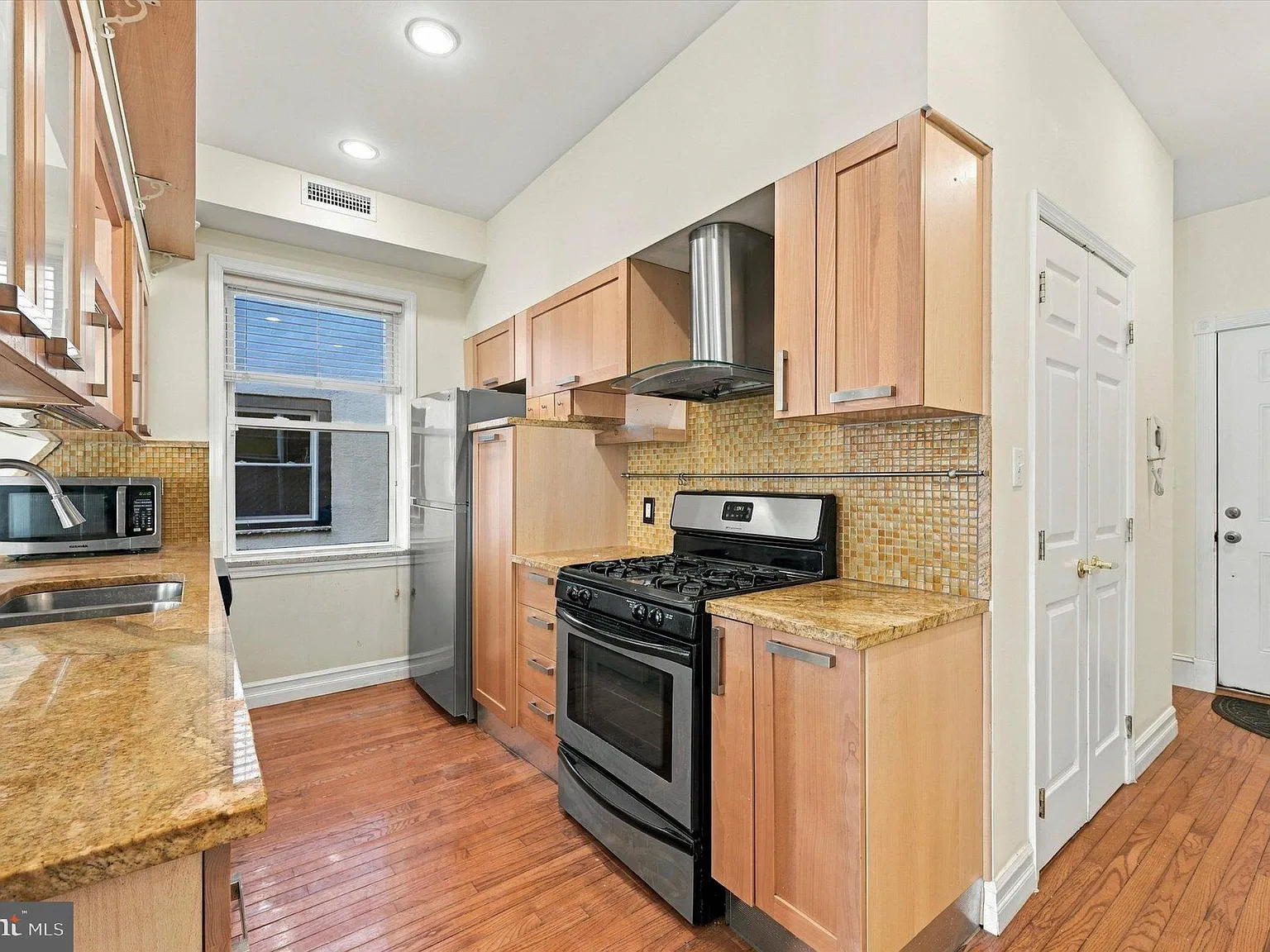 2 bed, 1.0 bath, 1200 sqft, $2,000 — Photo 3