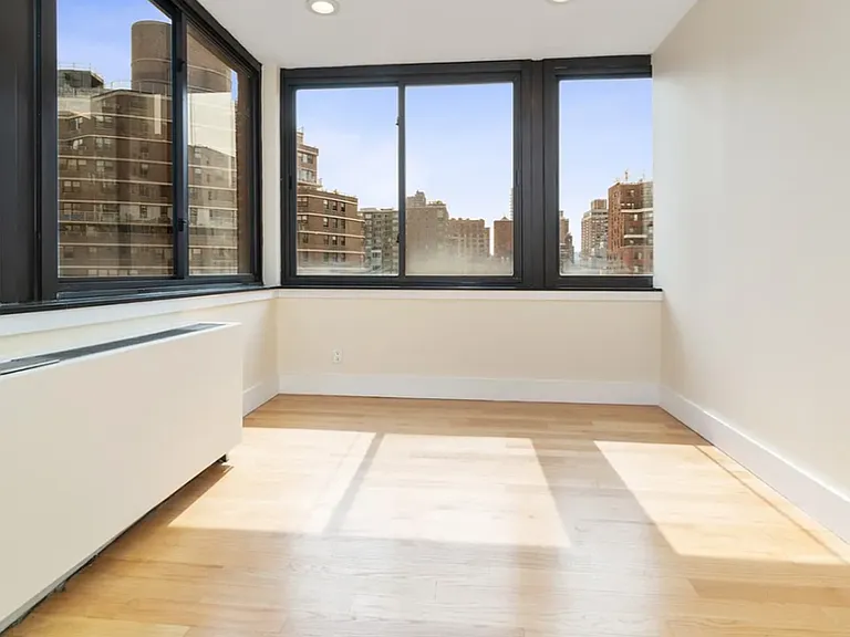 213 E 37th St #Penthouse 1 — Photo 6