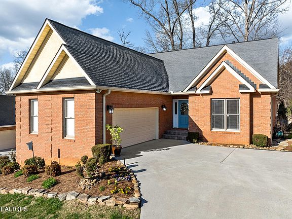 3rd image of 270 Valley View Dr