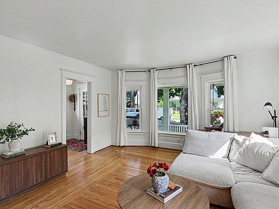 5th image of 149 Pleasant St