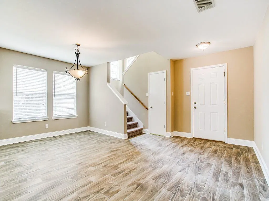 4 bed, 2.5 bath, 2514 sqft, $2,550 — Photo 2