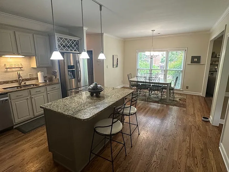 1842 Swynford Ln — Photo 6