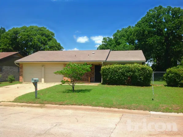 1721 Oak Tree Dr, Denton, TX 76209