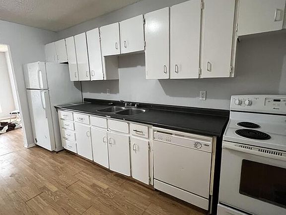 3rd image of 205 Thomson Ave #1