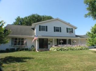 250 Main St, Pewaukee, WI 53072