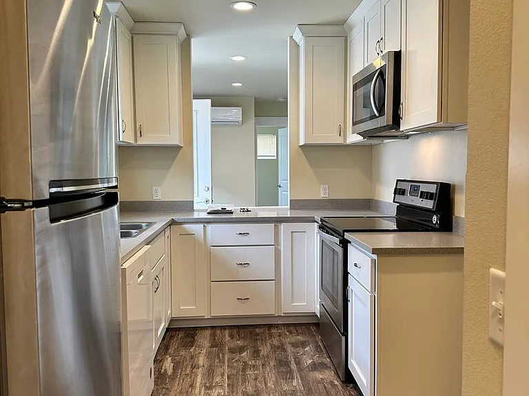 207 Morton St — Photo 4