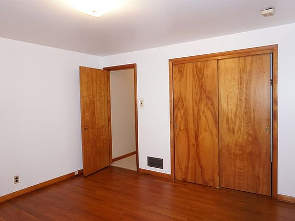 5th image of 2239 Beverly Pl