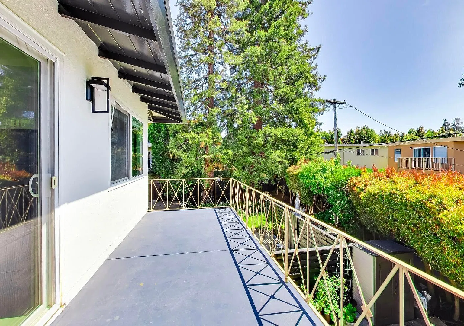 Newly Renovated 1 Bedroom Apartment in Downtown Burlingame with Private Patio! — Photo 2