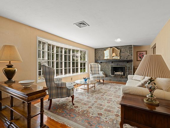 3rd image of 121 Wentworth St