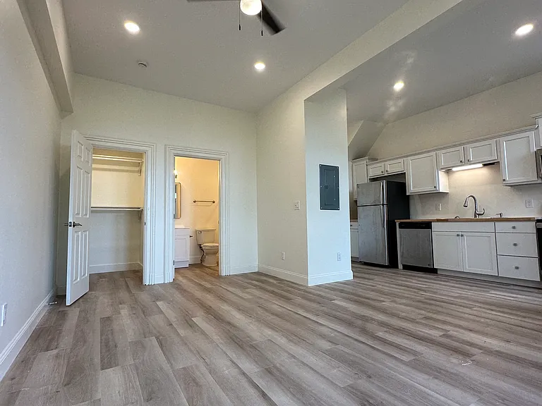 930 Summit Ave #1 — Photo 14
