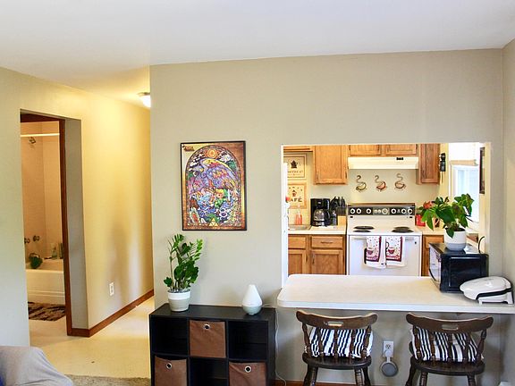 2nd image of 1531 Wehrle Dr APT 6