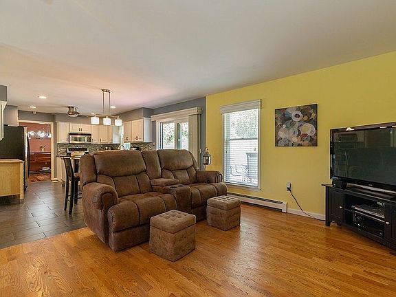 3rd image of 31 Jennifer Ln