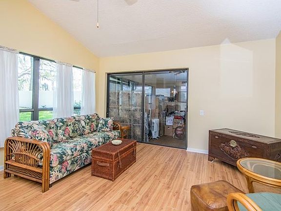 4th image of 828 Oak Park Pl