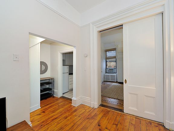 4th image of 251 E 49th St #1