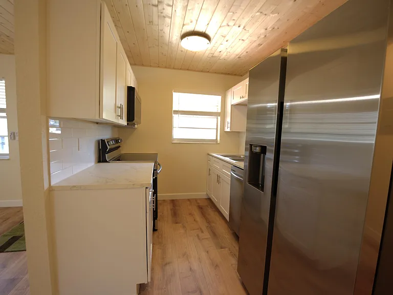 220 Lucerne Ave #4 — Photo 10