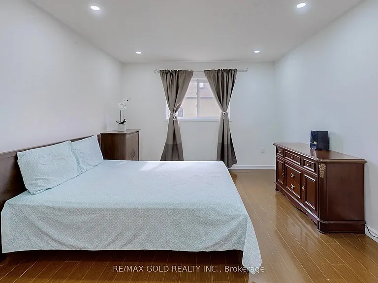 4 Treepark St — Photo 12