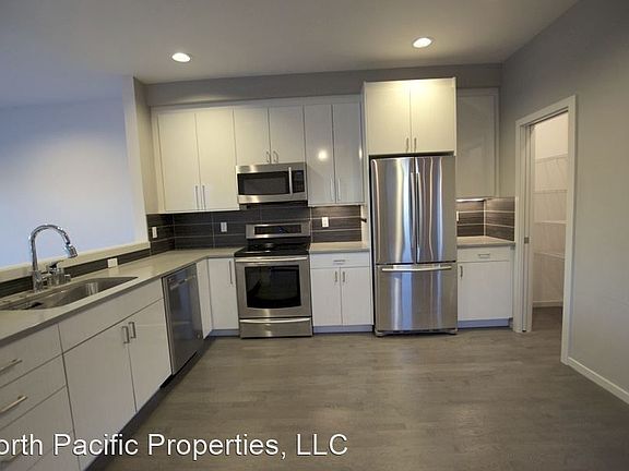 5th image of 3227C 21st Ave W