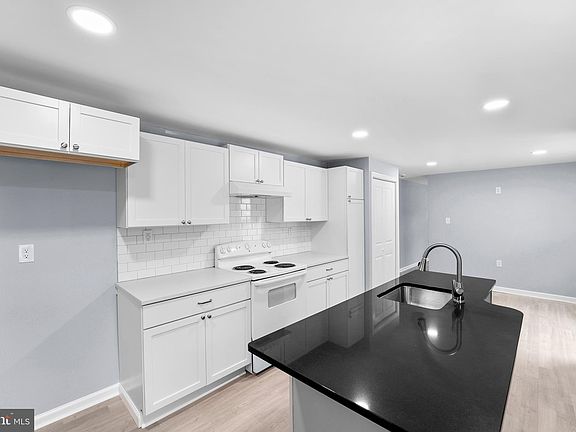 5th image of 1351 Oak St