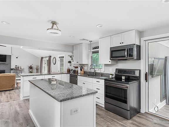 3rd image of 15 Chedell Ave