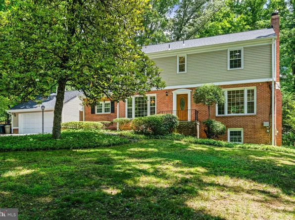 9211 Hollyoak Dr, Bethesda, MD 20817