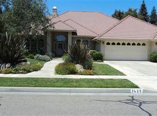 2425 SE Cottonwood Cir, Visalia, CA 93277