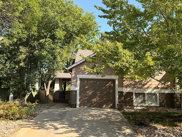 3902 Oakwood Dr — Photo 2