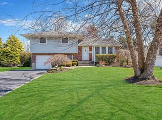 17 Sycamore Ln, Commack, NY 11725